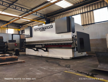 Foto: DOBRADEIRA CNC HIDRAULICA - NEWTON - PSH  25040 - 7 EIXOS - 4000 X 12MM - 250 TONELADAS - MAQUINA MUITO NOVA - ANO 2010