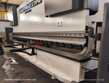 Foto: DOBRADEIRA CNC HIDRAULICA - NEWTON - PSH  25040 - 7 EIXOS - 4000 X 12MM - 250 TONELADAS - MAQUINA MUITO NOVA - ANO 2010