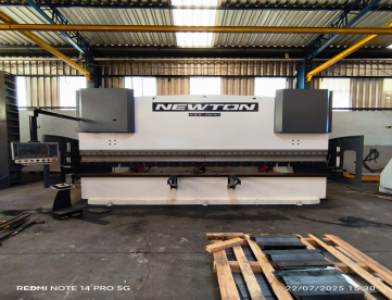 Foto: DOBRADEIRA CNC HIDRAULICA - NEWTON - PSH  25040 - 7 EIXOS - 4000 X 12MM - 250 TONELADAS - MAQUINA MUITO NOVA - ANO 2010