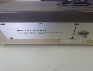 Foto: PROJETOR DE PERFIL - MITUTOYO - PJ250 - MESA DE MEDIÇÃO 50 X 50