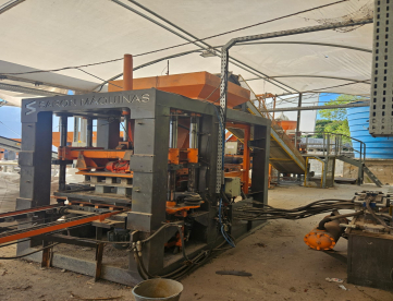 Foto: PRENSA HIDRAÚLICA AUTOMÁTICA  VIBRO - MBP 4.1  PARA PRODUZIR TIJOLOS E PLACAS DE PISO DE CONCRETO - ANO 2021