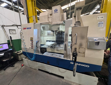CENTRO DE USINAGEM VERTICAL - DOOSAN DAEWOO - DMV 4020 - ANO 2004 - 1020 x 510 x 625 MM - COMANDO FANUC