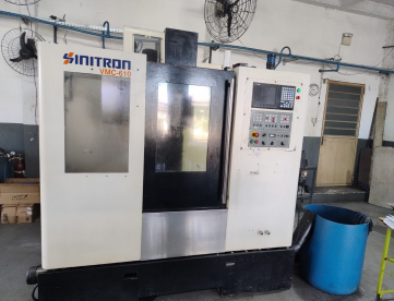 Foto: CENTRO DE USINAGEM - SINITRON - VMC-610 - 600 X 400 X 400 - ANO 2006