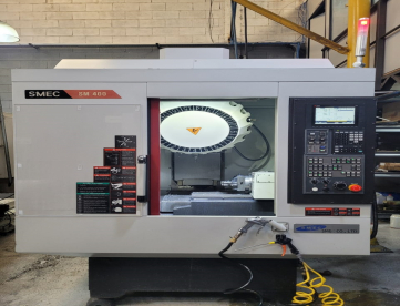 Foto: CENTRO DE USINAGEM VERTICAL - SMEC - SM 400 - 530 x 400 x 350 -19.000 RPM- 60 m/avanco ANO 2020