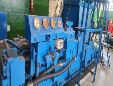 Foto: INJETORA DE PLÁSTICOS - ROMI - TE700 - ANO 1986 - 700 TONELADAS