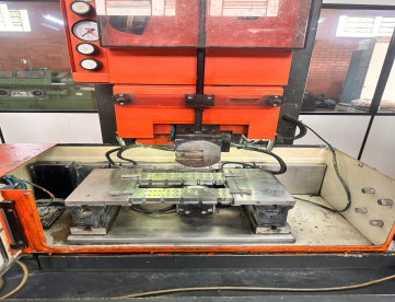 Foto: ELETROEROSÃO CNC A FIO - CHARMILLES - ROBOFIL 100 - CURSO 220 X 160 X 100 - ANO1989