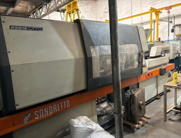 Foto: INJETORA DE PLÁSTICOS - SANDRETTO - 612/150 - 150 T0NELADAS - ANO 1996