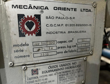 Foto: INJETORA AUTOMÁTICA DE PLÁSTICOS - ORIENTE - IHP 180 / 350 - 180TONELADAS - ANO 1986