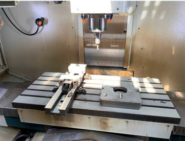 Foto: CENTRO DE USINAGEM VERTICAL - ROMI - D1000 - ANO 2018 - 1020 x 610 x 640MM - COMANDO FANUC