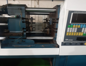 Foto: INJETORA DE PLÁSTICOS - ROMI - VELOX 220 -220 TONELADAS - ANO 2003