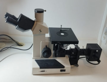 Foto: MICROSCÓPIO METALOGRÁFICO INVERTIDO TRINOCULAR COM AUMENTO DE 100x Até 1000x