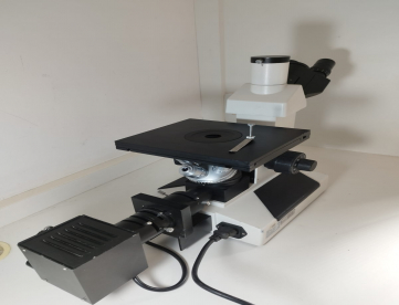 Foto: MICROSCÓPIO METALOGRÁFICO INVERTIDO TRINOCULAR COM AUMENTO DE 100x Até 1000x