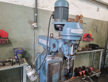 Foto: FRESADORA FERRAMENTEIRA SOGIMA - FF750E - ISO 30 -  400 X 200 X 300MM - ANO 1989