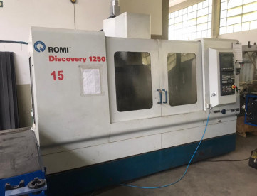 CENTRO DE USINAGEM VERTICAL - ROMI - DISCOVERY 1250 - COM 4 EIXO - ANO 2001