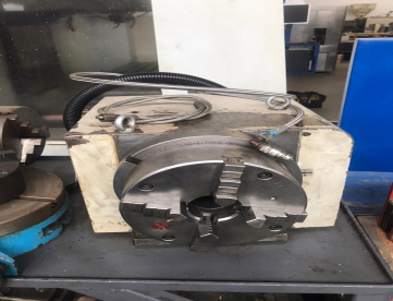 Foto: CENTRO DE USINAGEM VERTICAL - ROMI - DISCOVERY 1250 - COM 4 EIXO - ANO 2001