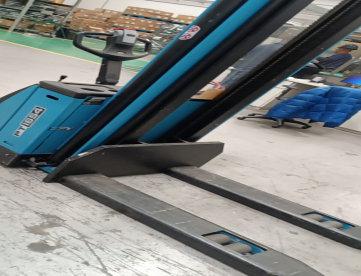 Foto: EMPILHADEIRA ELETRICA PATOLADA - PALETRANS - PT 1654 - ANO 2024 - 1600kg 5,4m COM BATERIA E CARREGADOR 60Ah