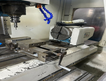 Foto: CENTRO DE USINAGEM VERTICAL - ROMI - D760 -760MM x 406MM x 508MM - COM QUARTO EIXO - ANO 2003