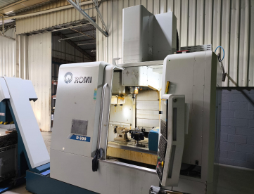 Foto: CENTRO DE USINAGEM VERTICAL - ROMI - D600 - ANO 2024 - COM 4º EIXO - TRANSFERE FINANCIAMENTO