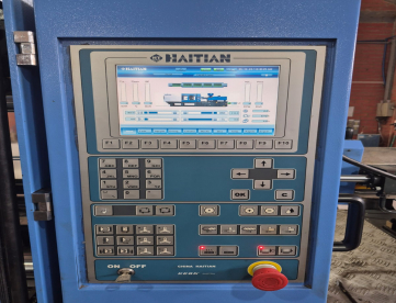 Foto: INJETORA DE PLÁSTICOS - HAITIAN - MA 2000/770 - ANO 2010 - COM SERVO MOTOR - COM NR12 - MUITO CONSERVADA