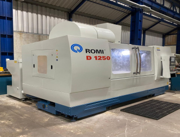 CENTRO DE USINAGEM VERTICAL - ROMI - D1250 - ANO 2014 - SIEMENS - COM REFRIGERAÇÃO INTERNA E 4º EIXO