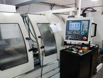 Foto: CENTRO DE USINAGEM VERTICAL TRAVIS M1500 - 1500MM X 680MM X 670MM - ANO 2006 - COM QUARTO EIXO