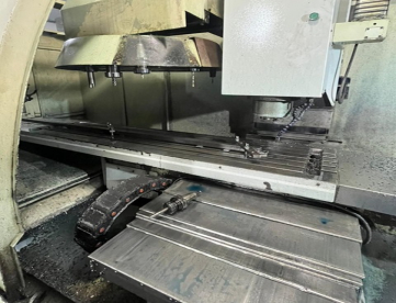 Foto: CENTRO DE USINAGEM VERTICAL TRAVIS M1500 - 1500MM X 680MM X 670MM - ANO 2006 - COM QUARTO EIXO