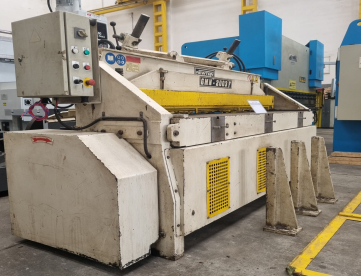 GUILHOTINA MECÂNICA - FREIO/FRICÇÃO - PNEUMÁTICA - NEWTON - GMN-2003F - ANO 2006 -  2050MM x 3,2MM