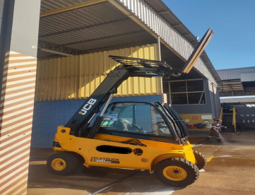 Foto: EMPILHADEIRA TELESCÓPICA JCB TLT35 - CAPACIDADE 3500 KGS - LANÇA ESTENDIDA 4400MM - ANO 2010