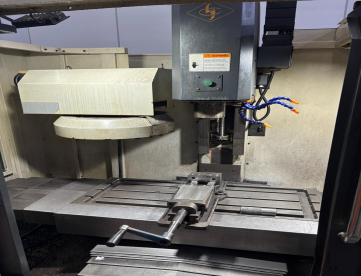 Foto: CENTRO DE USINAGEM VERTICAL - NMC - V40 - 750 x 350 x 400 - ANO 2015