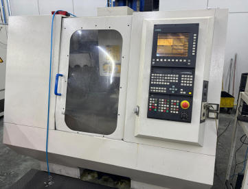 CENTRO DE USINAGEM VERTICAL - ROMI - DISCOVERY 560 - 560 x 406 x 508 - ANO 2000 - COMANDO SIEMENS