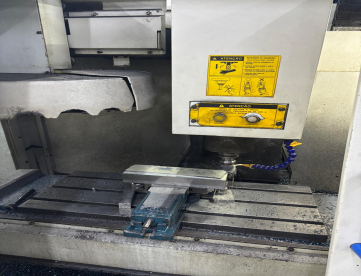 Foto: CENTRO DE USINAGEM VERTICAL - ROMI - DISCOVERY 560 - 560 x 406 x 508 - ANO 2000 - COMANDO SIEMENS