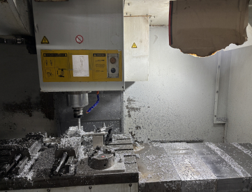 Foto: CENTRO DE USINAGEM VERTICAL - ROMI - D1000AP- 1020 x 640 x 610 - ANO 2013 - COMANDO SIEMENS