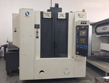 CENTRO DE USINAGEM VERTICAL MAKINO - MODELO S56 - ANO 2004