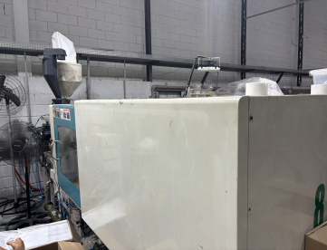 Foto: INJETORA DE PLASTICOS LK MACHINERY POTENZA 130 TONELADAS -ANO 2010