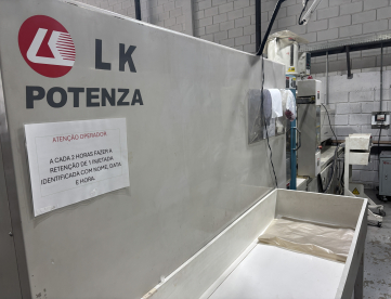 INJETORA DE PLÁSTICOS - LK MACHINERY - POTENZA 160 TONELADAS - ANO 2012