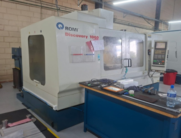 Foto: CENTRO DE USINAGEM VERTICAL - ROMI - DISCOVERY 1000 - ANO 2003 - 1020 x 510 x 640 MM - COM 4º EIXO