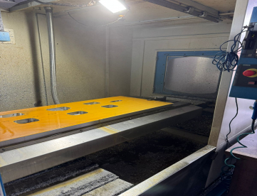 Foto: CENTRO DE USINAGEM VERTICAL - VEKER - MVK-1700C - 1700 x 700 x 670 - ANO 2010 - COMANDO SIEMENS