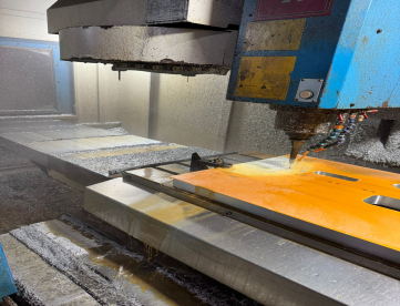 Foto: CENTRO DE USINAGEM VERTICAL - VEKER - MVK-1700C - 1700 x 700 x 670 - ANO 2010 - COMANDO SIEMENS