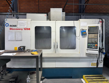 CENTRO DE USINAGEM - ROMI - DISCOVERY 1250 - 1270 x 610 x 640 - ANO 2007 - COMANDO FANUC 21i -MB