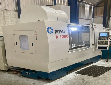 Foto: CENTRO DE USINAGEM VERTICAL - ROMI - D1250 - ANO 2014 - SIEMENS - COM REFRIGERAÇÃO INTERNA E 4º EIXO - APENAS 5.400 HORAS DE USO