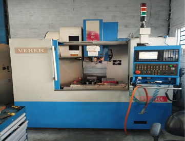 CENTRO DE USINAGEM - VEKER - CVK650L - 650 x 410 x 510 - ANO 2008 - COMANDO MITSUBISHI M65S