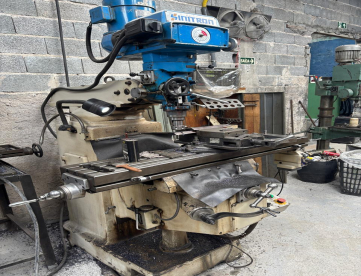 Foto: FRESADORA FERRAMENTEIRA - SINITRON - ISO 30 - ANO 2005 - ACOMPANHA MORSA E JOGO DE PINÇA