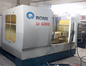 CENTRO DE USINAGEM - ROMI - D600 - 600 x 530 x 580 - ANO 2011 - COM QUARTO EIXO - COMANDO FANUC
