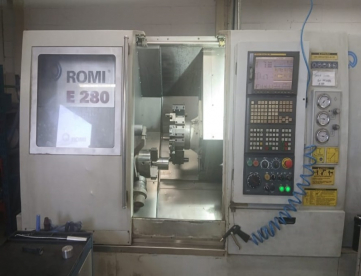 Foto: CENTRO DE TORNEAMENTO - ROMI - E280 - 280 x 540MM - ANO 2007 - COM FERRAMENTAS ACIONADAS