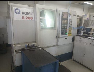 CENTRO DE TORNEAMENTO - ROMI - E280 - 280 x 540MM - ANO 2007 - COM FERRAMENTAS ACIONADAS