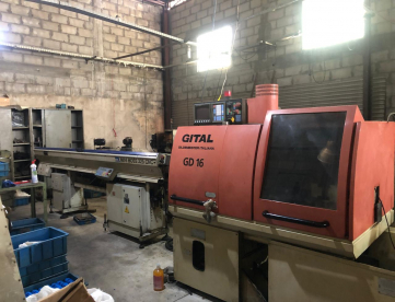 TORNO CNC CABEÇOTE MÓVEL - GILDEMEISTER - GD16 - COM ALIMENTADOR DE BARRAS IEMCA MINI BOSS 325 CNC - ANO 1999