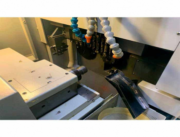 Foto: TORNO CNC AUTOMÁTICO DE CABEÇOTE MÓVEL - HANWHA - SL16S - ANO 2006