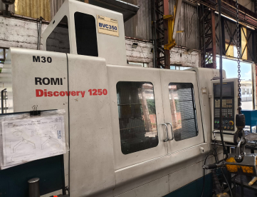 CENTRO DE USINAGEM VERTICAL - ROMI - DISCOVERY 1250 - ANO 2004 - REFRIGERAÇÃO SPINDLE - COMANDO FANUC
