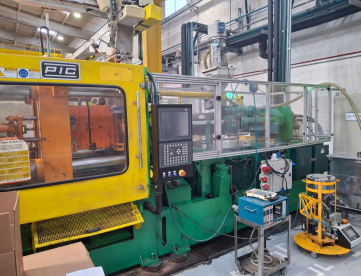 Foto: INJETORA DE PLÁSTICOS - PIC PETERSEN - 360T C/ NR12 - INVERSOR - ROBÔ STAR SEIKI ES-800II - ANO 1986