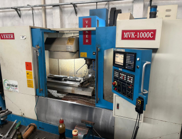 Foto: CENTRO DE USINAGEM VERTICAL - VEKER - MVK 1000C - ANO 2010 - COMANDO MITSUBICHI - 1000 x 500 x 570MM